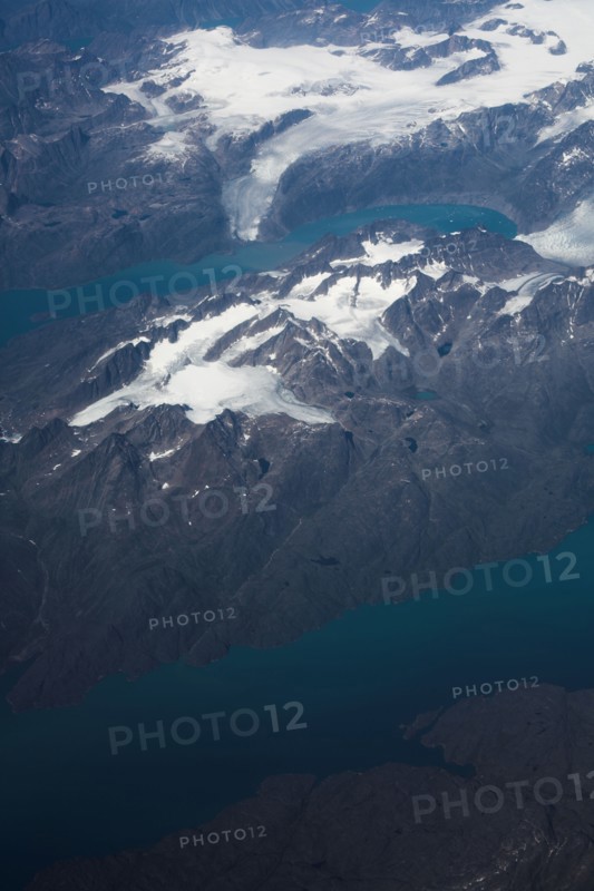 Groenland. Vue aérienne, côte sud-ouest près du Cap Farewell, terre du Roi Frédéric VI, (été 2008, 9000 m d'altitude) montagnes enneigées, glaciers, fjords et icebergs