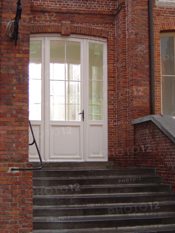 Bruges. Maison de briques, porte fenêtre, ruelles de la ville médiévale