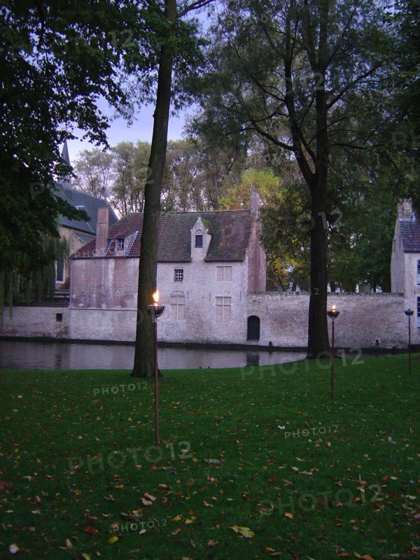 Bruges. Canal face au Béguinage (Begijnhof) en automne à la tombée du jour