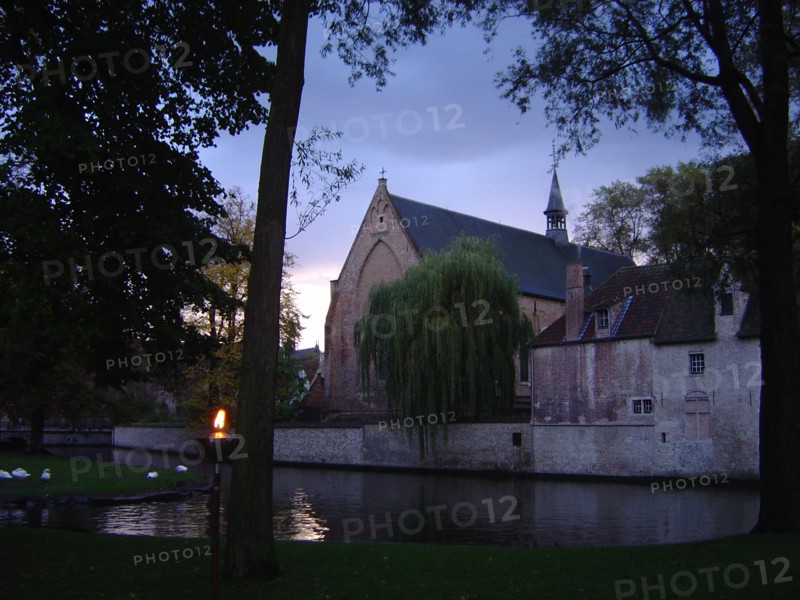 Bruges. Canal face au Béguinage (Begijnhof) et chapelle, en automne à la tombée du jour