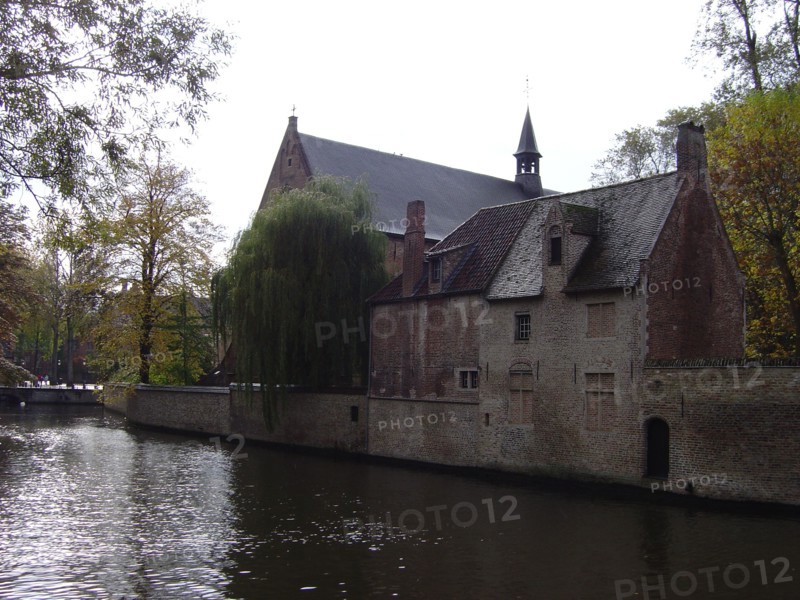 Bruges. Canal face au Béguinage (Begijnhof) et chapelle, en automne