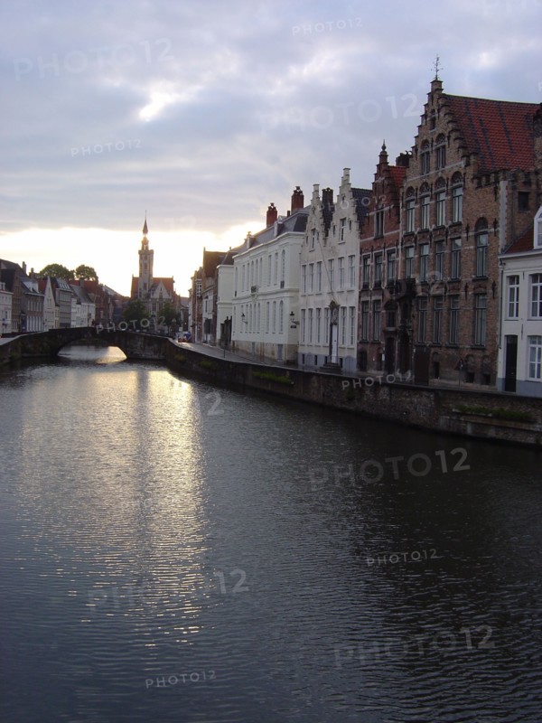 Bruges. Quai et canal de la ville médiévale, façades d'hôtels particuliers, au coucher du soleil, en automne