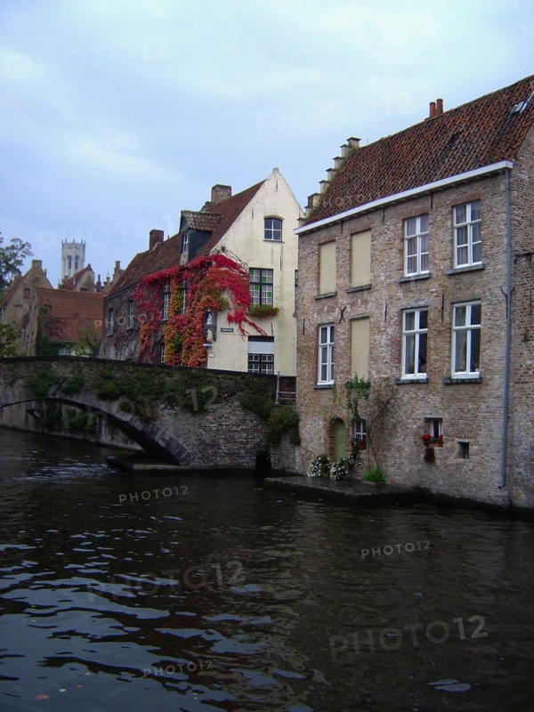 Bruges. Maisons au bord du canal en automne