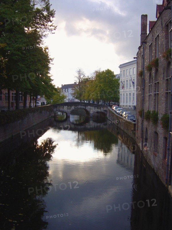 Bruges. Quai et canal de la ville médiévale, façades d'hôtels particuliers, au coucher du soleil, en automne