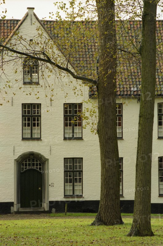 Bruges. Façades et jardin intérieur du Béguinage (Begijnhof), en automne