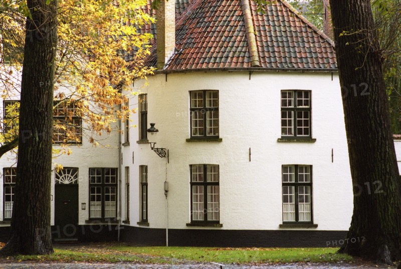 Bruges. Maison des béguines, Façades et jardin intérieur du Béguinage (Begijnhof), en automne