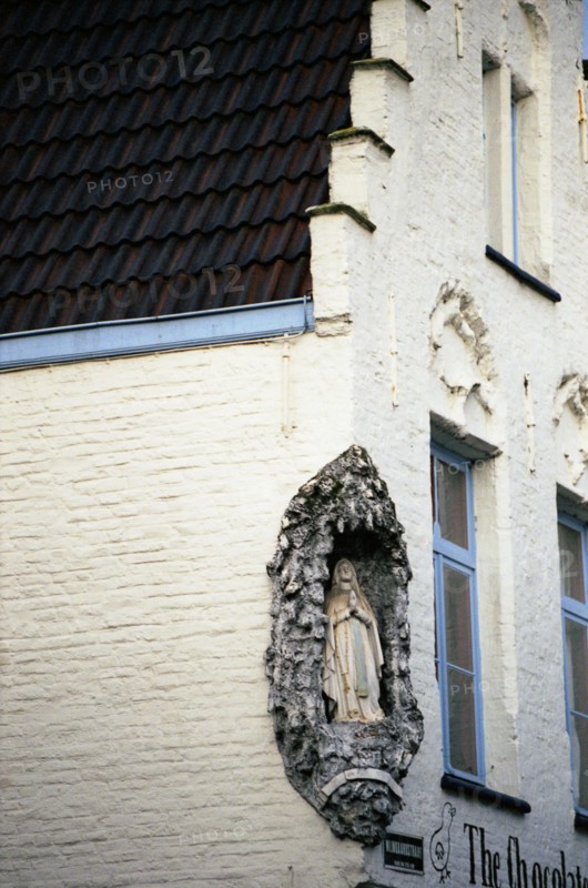 Bruges. Façade de maison de briques peintes de la ville médiévale, angle de ruelles près du Béguinage