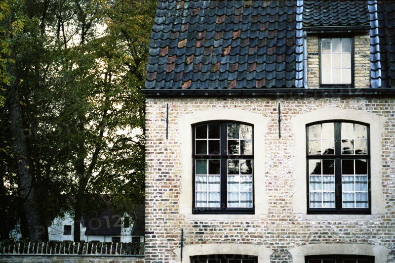 Bruges. Façade de maison des Béguines sur le Canal face au Béguinage (Begijnhof) en automne à la tombée du jour