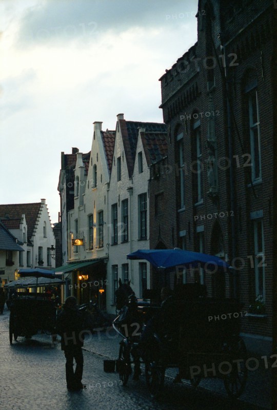 Bruges. Wijngaard-Plein, place face au Béguinage (Begijnhof) en automne à la tombée du jour, le soir