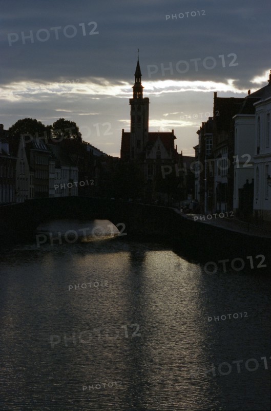 Bruges. Quais,pont et canal de la ville médiévale, façades d'hôtels particuliers, au coucher du soleil, en automne