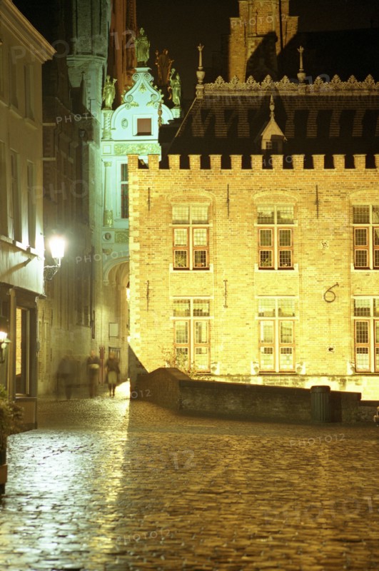 Bruges de nuit : passage entre la Place du Bourg (Burg) et le marché au poisson (Vismarkt)
