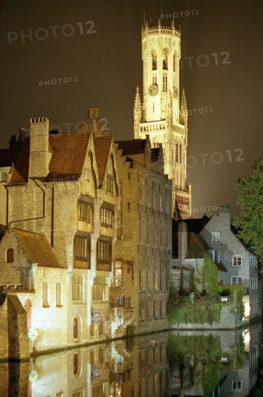 Bruges de nuit : le Beffroi (Belfort) et façades sur le canal