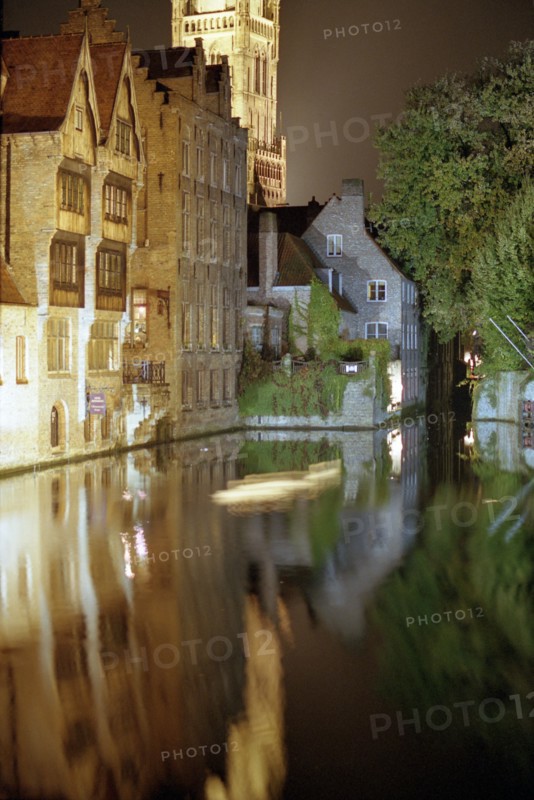 Bruges de nuit : reflets sur le canal et façades derrière la Place du Bourg (Burg) et le Beffroi (Belfort)