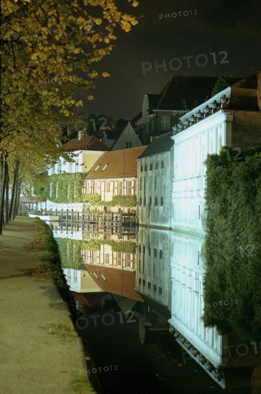 Bruges de nuit : Quai du Dijver, façades et reflets dans le canal, en automne