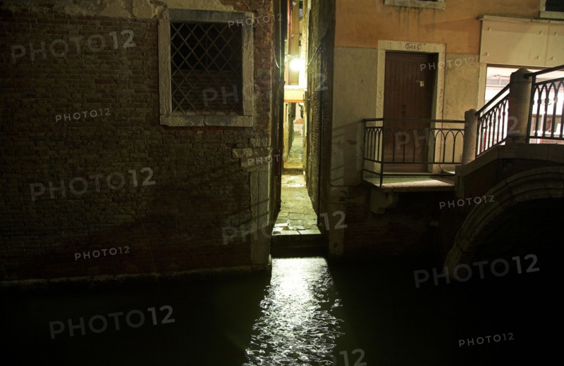 Venise 2008-2009. Nuit, ruelle, canal, pont
