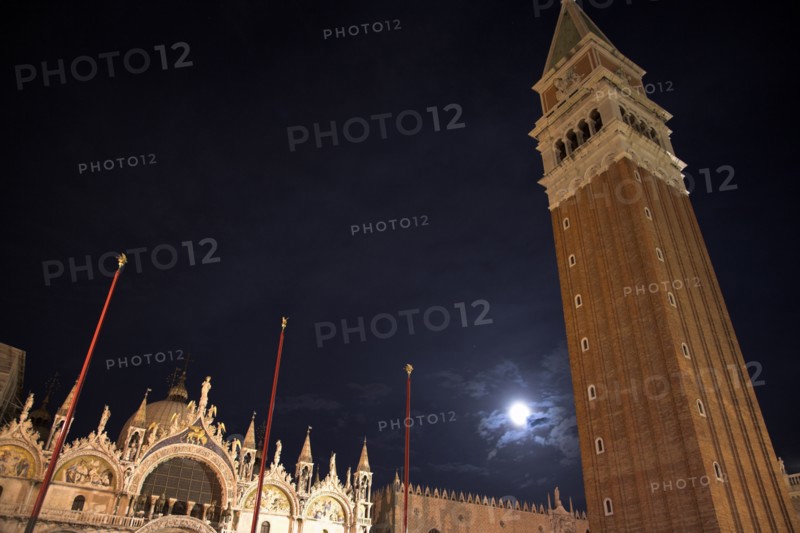 Venise 2008-2009. Nuit, Place Saint-Marc, Basilique Saint-Marc (San Marco), campanile