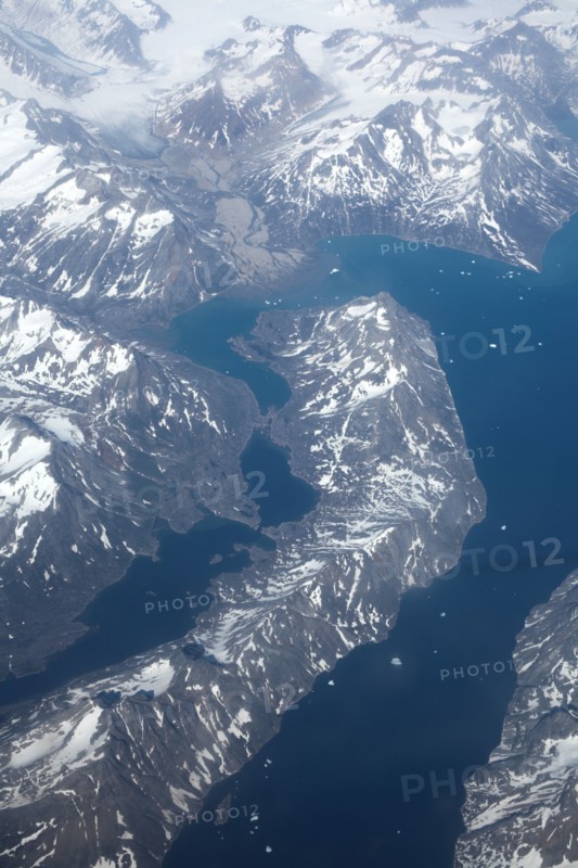 Groenland. Vue aérienne, côte sud-est près du Cap Farewell, terre du Roi Frédéric VI, (été 2008, 9000 m d'altitude) montagnes enneigées, glaciers, fjords et icebergs