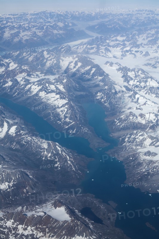 Groenland. Vue aérienne, côte sud-est près du Cap Farewell, terre du Roi Frédéric VI, (été 2008, 9000 m d'altitude) montagnes enneigées, glaciers, fjords et icebergs