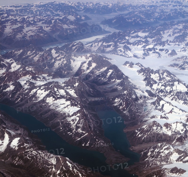 Groenland. Vue aérienne, côte sud-est près du Cap Farewell, terre du Roi Frédéric VI, (été 2008, 9000 m d'altitude) montagnes enneigées, glaciers, fjords et icebergs