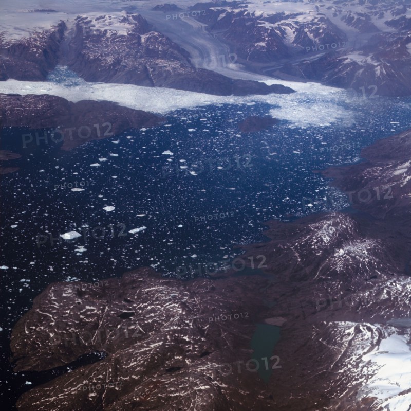 Groenland. Vue aérienne, côte sud-est près du Cap Farewell, terre du Roi Frédéric VI, (été 2008, 9000 m d'altitude) montagnes enneigées, glaciers, fjords et icebergs