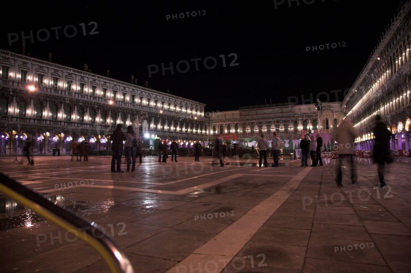 Venise 2008-2009. Nuit, Place Saint-Marc, Procuraties, café