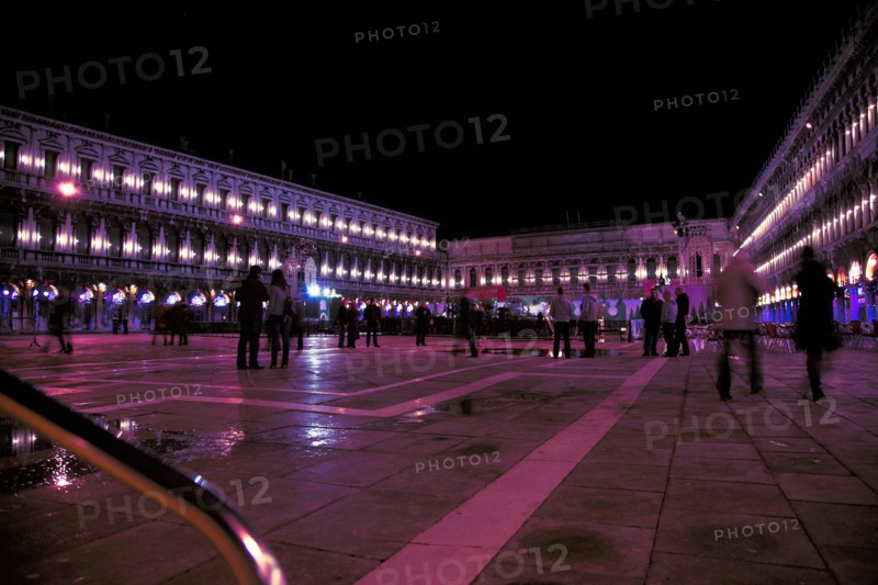 Venise 2008-2009. Nuit, Place Saint-Marc, Procuraties, café