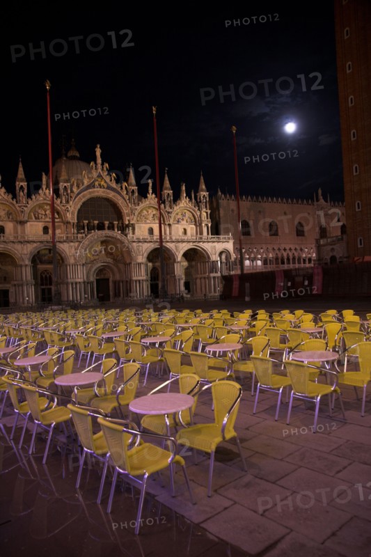 Venise 2008-2009. Nuit, Place Saint-Marc, Basilique Saint-Marc (San Marco), Palais des Doges, Campanile, café