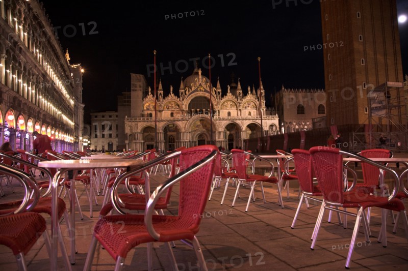 Venise 2008-2009. Nuit, Place Saint-Marc, Basilique Saint-Marc (San Marco), Palais des Doges, Campanile, café