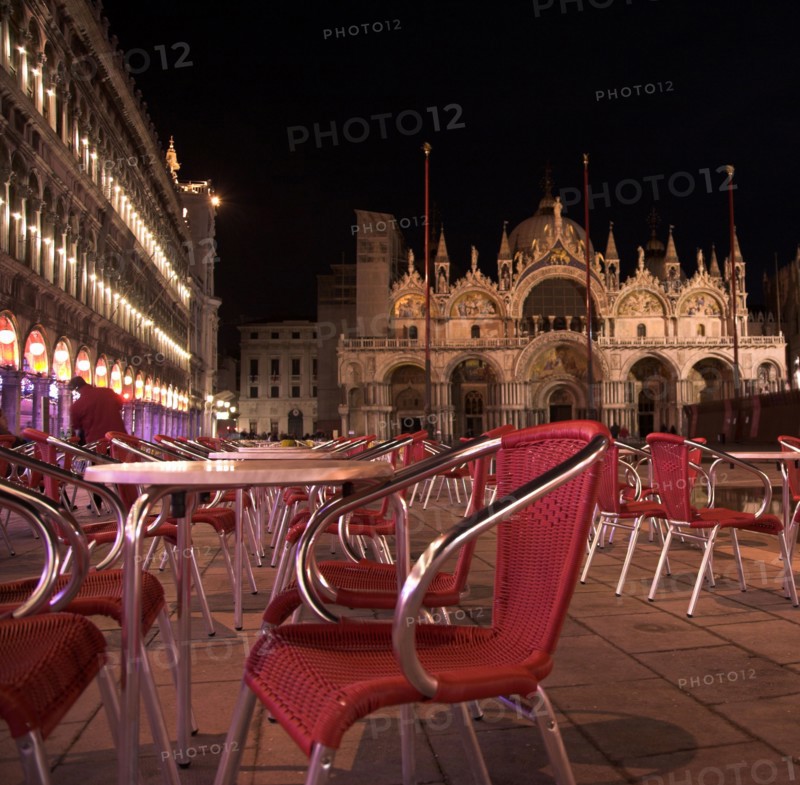 Venise 2008-2009. Nuit, Place Saint-Marc, Basilique Saint-Marc (San Marco), cafés