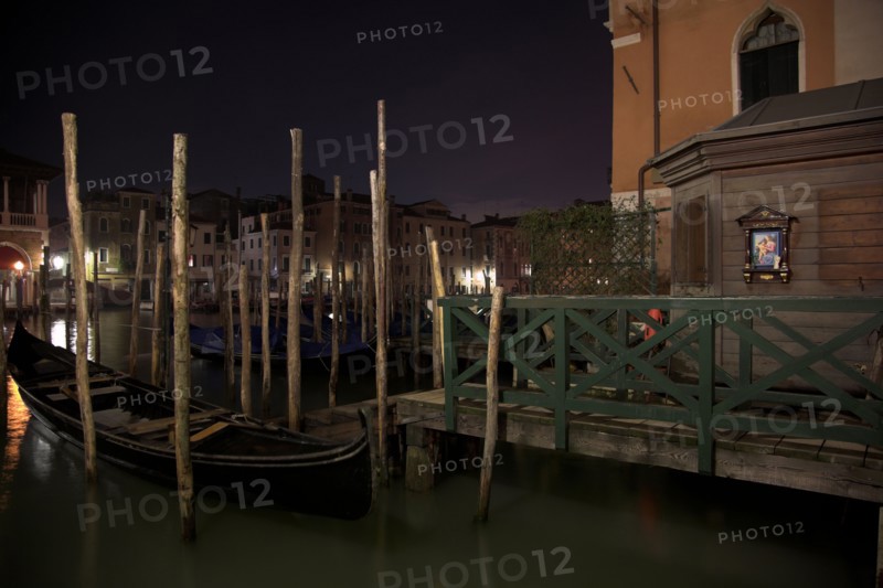 Venise 2008-2009. Nuit, Grand Canal, gondoles, Traghetto Santa Sofia, Palais