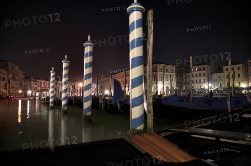 Venise 2008-2009. Nuit, Grand Canal, gondoles, Palais, pieux blanc et bleu (pali)