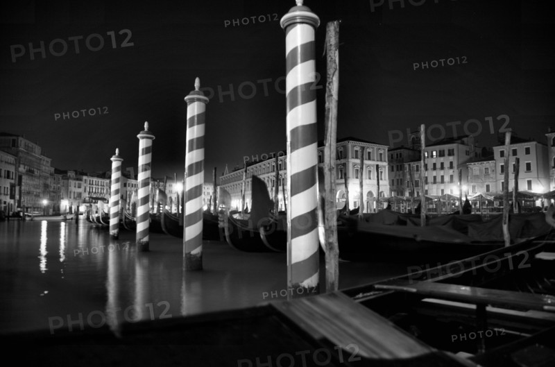 Venise 2008-2009. Nuit, Grand Canal, gondoles, Palais, pieux blanc et bleu (pali)