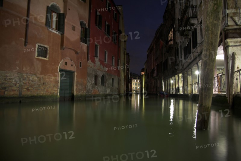 Venise 2008-2009. Nuit, canal, pont, palais, sottoportegho, pieu de bois