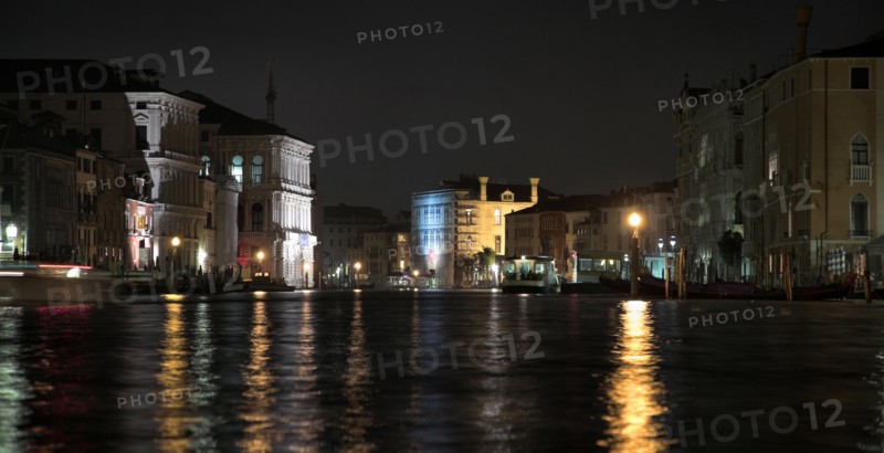 Venise 2008-2009. Nuit, Grand Canal, Palais, vaporetto