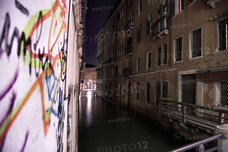 Venise 2008-2009. Nuit, canal, palais, Grand Canal, tags, graffiti
