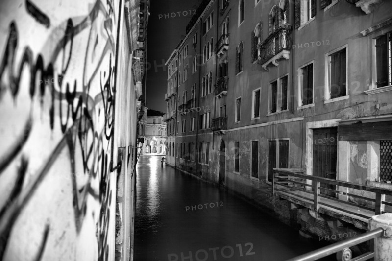 Venise 2008-2009. Nuit, canal, palais, Grand Canal, tags, graffiti