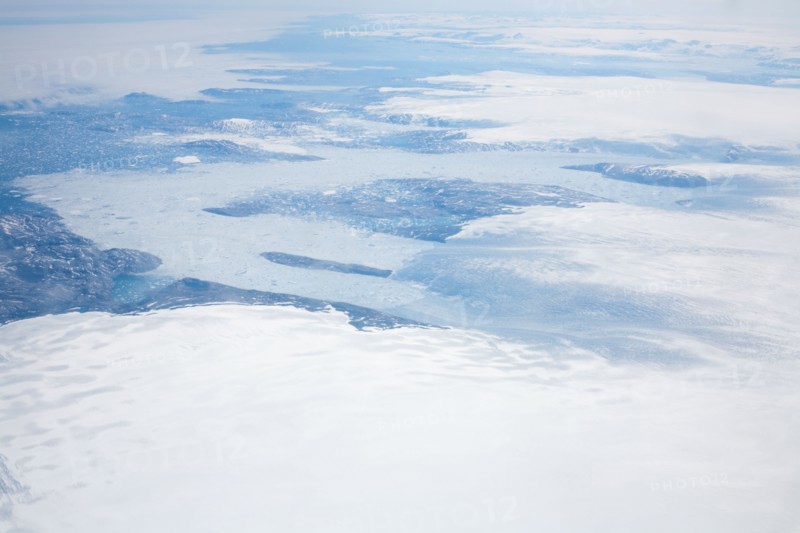 Groenland. Vue aérienne, côte sud près du Cap Farewell, terre du Roi Frédéric VI, (été 2008, 9000 m d'altitude) glaciers, fjords, iles et icebergs