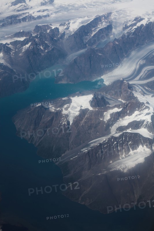 Groenland. Vue aérienne, côte sud-ouest près du Cap Farewell, terre du Roi Frédéric VI, (été 2008, 9000 m d'altitude) montagnes enneigées, glaciers, fjords et icebergs