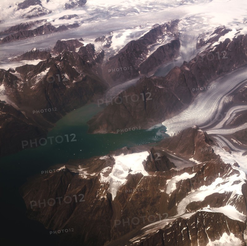Groenland.  Vue aérienne, côte sud-ouest près du Cap Farewell, terre du Roi Frédéric VI, (été 2008, 9000 m d'altitude) montagnes enneigées, glaciers, fjords et icebergs