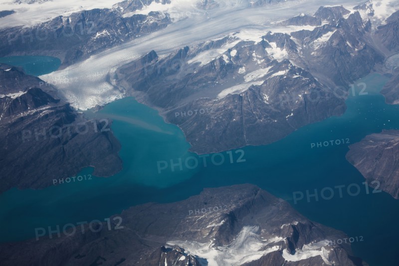 Groenland. Vue aérienne, côte sud-ouest près du Cap Farewell, terre du Roi Frédéric VI, (été 2008, 9000 m d'altitude) montagnes enneigées, glaciers, fjords et icebergs