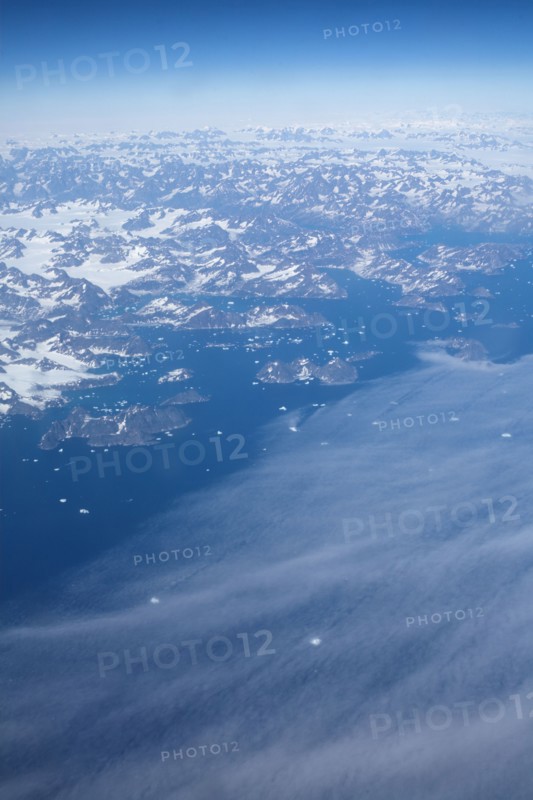 Groenland. Vue aérienne, côte sud-est près du Cap Farewell, terre du Roi Frédéric VI, (été 2008, 9000 m d'altitude) montagnes enneigées, glaciers, fjords, iles et icebergs
