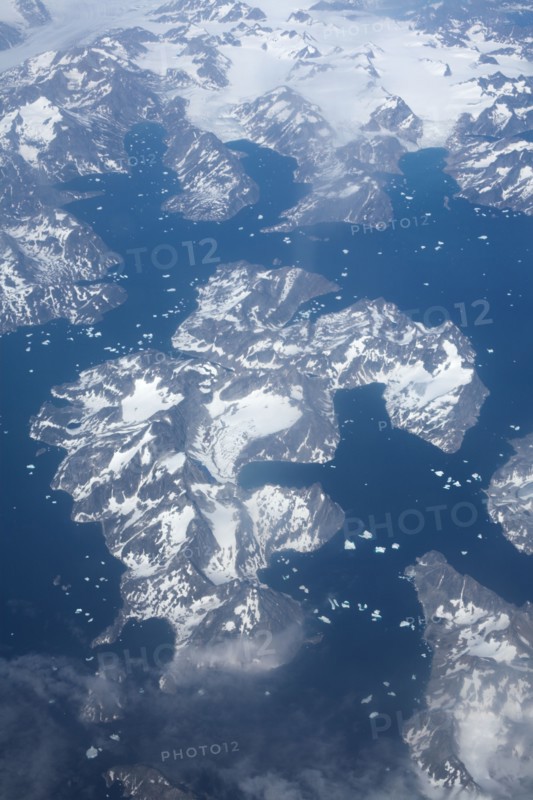 Groenland. Vue aérienne, côte sud-est près du Cap Farewell, terre du Roi Frédéric VI, (été 2008, 9000 m d'altitude) montagnes enneigées, glaciers, fjords, iles et icebergs