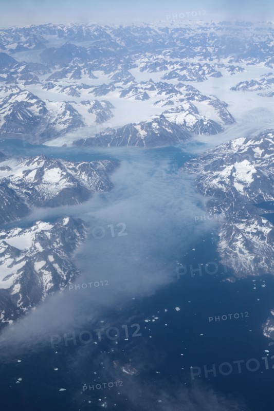 Groenland. Vue aérienne, côte sud-est près du Cap Farewell, terre du Roi Frédéric VI, (été 2008, 9000 m d'altitude) montagnes enneigées, glaciers, fjords, iles et icebergs