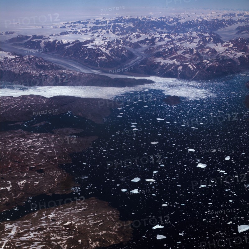 Groenland. Vue aérienne, côte sud-est près du Cap Farewell, terre du Roi Frédéric VI, (été 2008, 9000 m d'altitude) montagnes enneigées, glaciers, fjords et icebergs