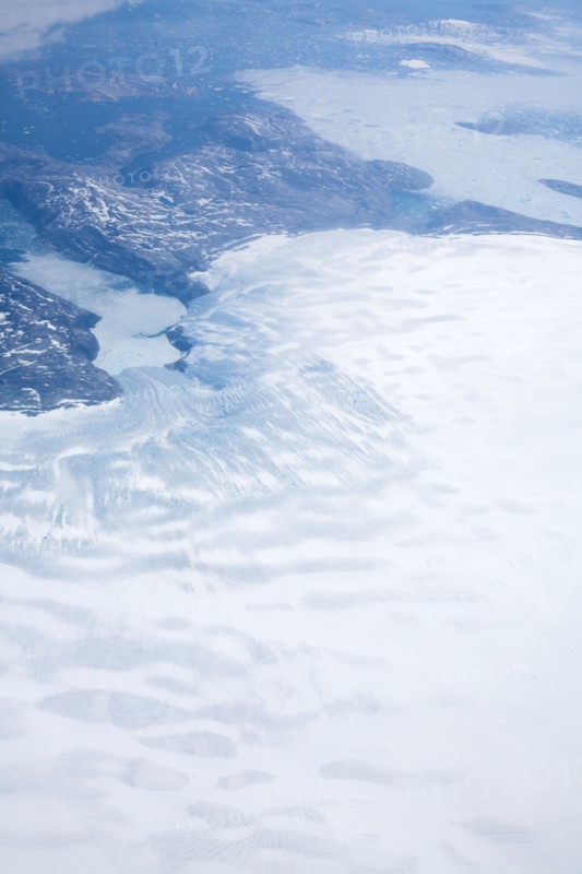 Groenland. Vue aérienne, côte sud-est près du Cap Farewell, terre du Roi Frédéric VI, (été 2008, 9000 m d'altitude) glaciers, fjords et icebergs