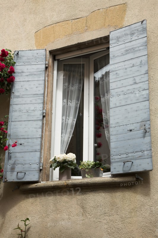 Provence720 Lubéron, façade, volets bleus anciens