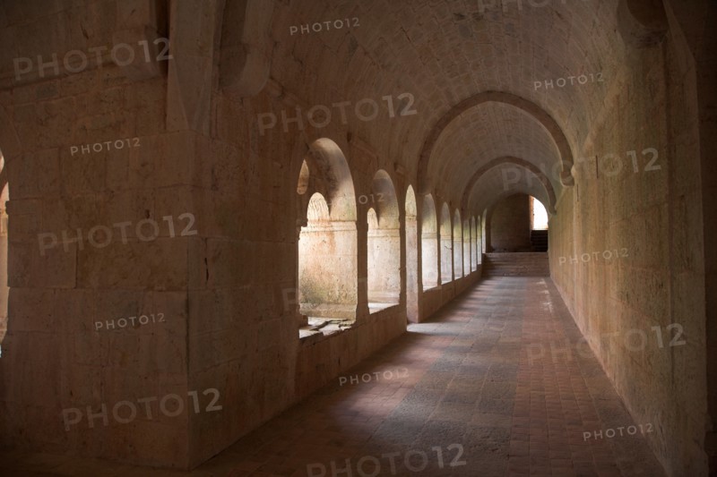 Provence813 Abbaye du Thoronet, perspective du cloître et ses arcades