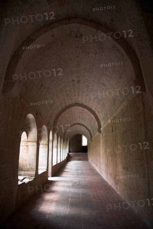 Provence814 Abbaye du Thoronet, perspective du cloître et ses arcades
