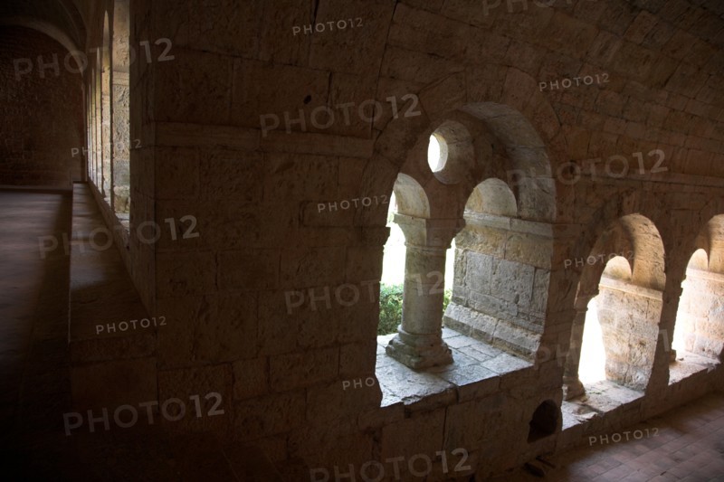 Provence816 Abbaye du Thoronet, perspective du cloître et ses arcades