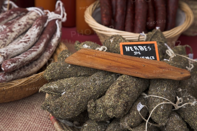 Provence738 Marché de Provence, charcuterie, saucisses sècles et saucissons aux herbes de Provence
